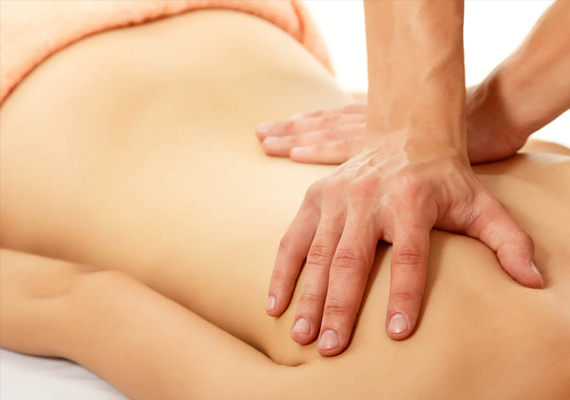 
El masaje comienza con unos toques sobre la sábana para crear confianza y conectar con el cuerpo, serán toques firmes y estirando el cuerpo. A través de movimientos largos se recorrerá el cuerpo creando fluidez para relajar el sistema nervioso, se utilizaran diferentes ritmos para que la mente no controle, los pulgares definirán los límites, se mezclaran con codos y antebrazo para trabajar la musculatura más profunda.