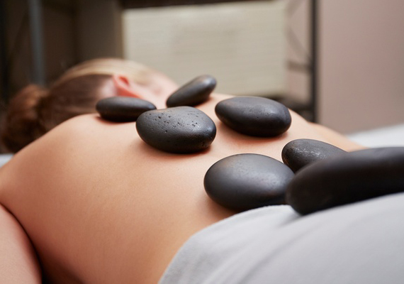 Esta terapia combina el masaje terapéutico tradicional con la aplicación sobre la piel de piedras a distintas temperaturas, para facilitar que fluya la energía vital y aliviar así trastornos físicos y emocionales. 