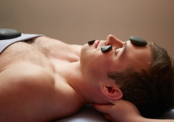 Esta terapia combina el masaje terapéutico tradicional con la aplicación sobre la piel de piedras a distintas temperaturas, para facilitar que fluya la energía vital y aliviar así trastornos físicos y emocionales. 