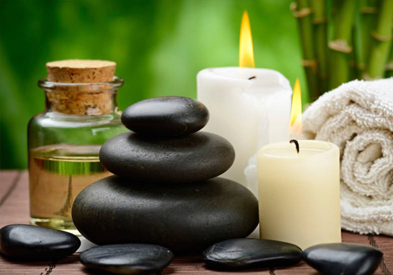 Esta terapia combina el masaje terapéutico tradicional con la aplicación sobre la piel de piedras a distintas temperaturas, para facilitar que fluya la energía vital y aliviar así trastornos físicos y emocionales. 