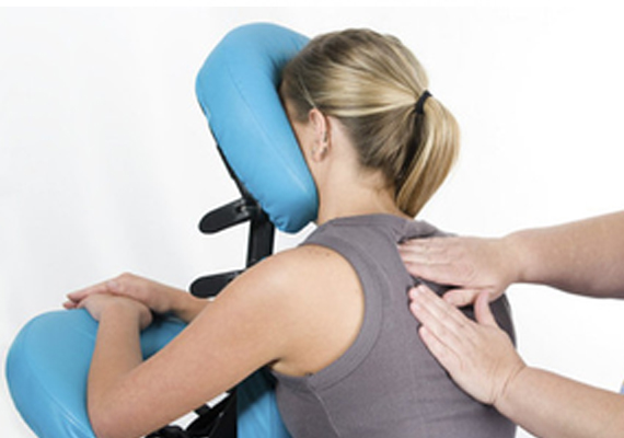 Es un tipo de masaje que se realiza con el paciente vestido y sentado en una silla ergonómica y dura entre 10 y 30 minutos aproximadamente. Las técnicas utilizadas para hacer un masaje en silla son varias Estas se llevan a cabo con presiones palmares, digitales, de codo y antebrazo sobre puntos y meridianos de acupuntura, estiramientos, compresión y frotación para dispersar la tensión muscular.