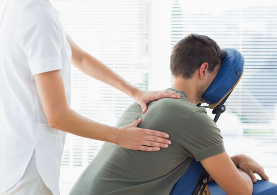 Es un tipo de masaje que se realiza con el paciente vestido y sentado en una silla ergonómica y dura entre 10 y 30 minutos aproximadamente. Las técnicas utilizadas para hacer un masaje en silla son varias Estas se llevan a cabo con presiones palmares, digitales, de codo y antebrazo sobre puntos y meridianos de acupuntura, estiramientos, compresión y frotación para dispersar la tensión muscular.