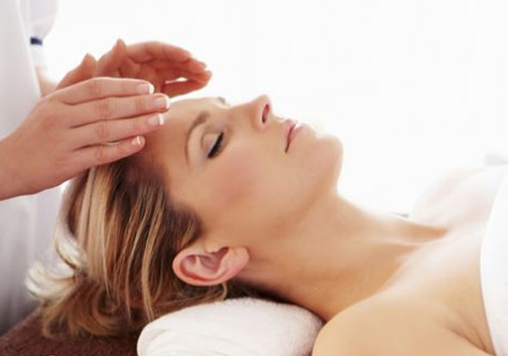Reiki es una técnica de canalización y transmisión de energía vital a través de las manos que armoniza al ser humano a nivel físico, mental y emocional. Esa energía vital puede ser aplicada también a seres del reino animal, vegetal y mineral. Canalización significa que la energía es conducida a través de un canal y transmisión significa que esa energía se transmite, se transfiere, se pasa a otros o a uno mismo. 