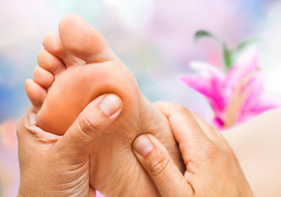 Hay puntos de la planta del pie que repercuten directamente en cada parte del cuerpo.  La reflexología es un arte y una ciencia basada en la relación que existe entre los puntos reflejos de manos y pies con todos los órganos del cuerpo. Mejora síntomas de enfermedades y, aplicada regularmente, ayuda a mantenerse sano como terapia preventiva.