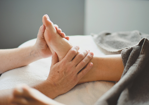 Hay puntos de la planta del pie que repercuten directamente en cada parte del cuerpo.  La reflexología es un arte y una ciencia basada en la relación que existe entre los puntos reflejos de manos y pies con todos los órganos del cuerpo. Mejora síntomas de enfermedades y, aplicada regularmente, ayuda a mantenerse sano como terapia preventiva.