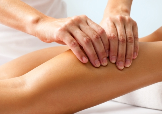 El drenaje linfático manual es una técnica que se realiza con las manos a través de movimientos muy suaves, lentos y repetitivos que favorecen la circulación de la linfa, mejorando así cuadros edematosos, inflamaciones y retenciones de líquidos orgánicos. 